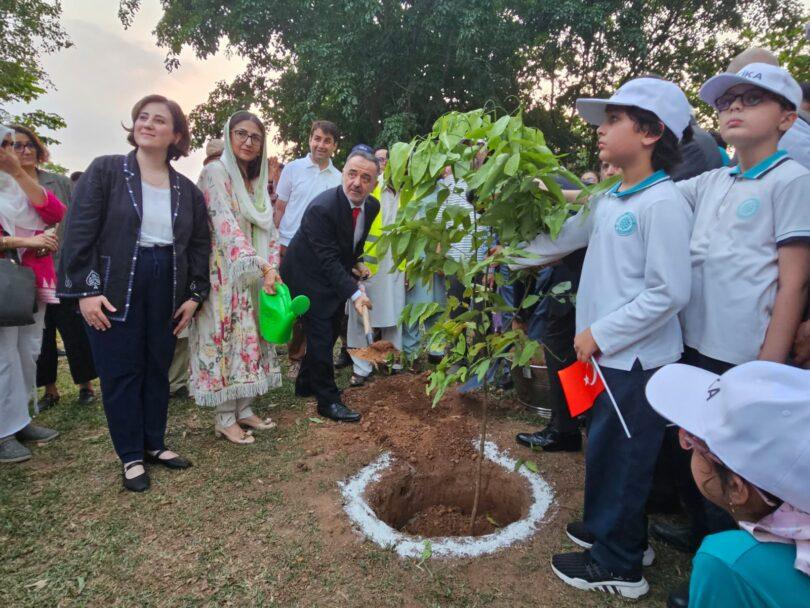 وزیرِ مملکت برائے موسمیاتی تبدیلی ڈاکٹر شیزرا منصب علی خان اور پاکستان میں ترکیہ کے سفیر ڈاکٹر عرفان نذیروغلو اسلام آباد کے انقرہ پارک میں یومِ جمہوریت و قومی یکجہتی کی مناسبت سے شجرکاری مہم کے دوران پودا لگاتے ہوئے۔