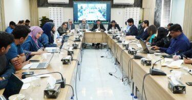 ایس ڈی پی آئی میں پری کوپ 31 موسمیاتی مکالمے کے دوران ماہرین اور شرکاء اجلاس میں شریک ہیں۔