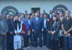 رومانیہ کے سفیر ڈاکٹر ڈین سٹونیسکو نیشنل پریس کلب اسلام آباد کے عہدیداران اور صحافیوں کے ہمراہ گروپ فوٹو بنوا رہے ہیں۔